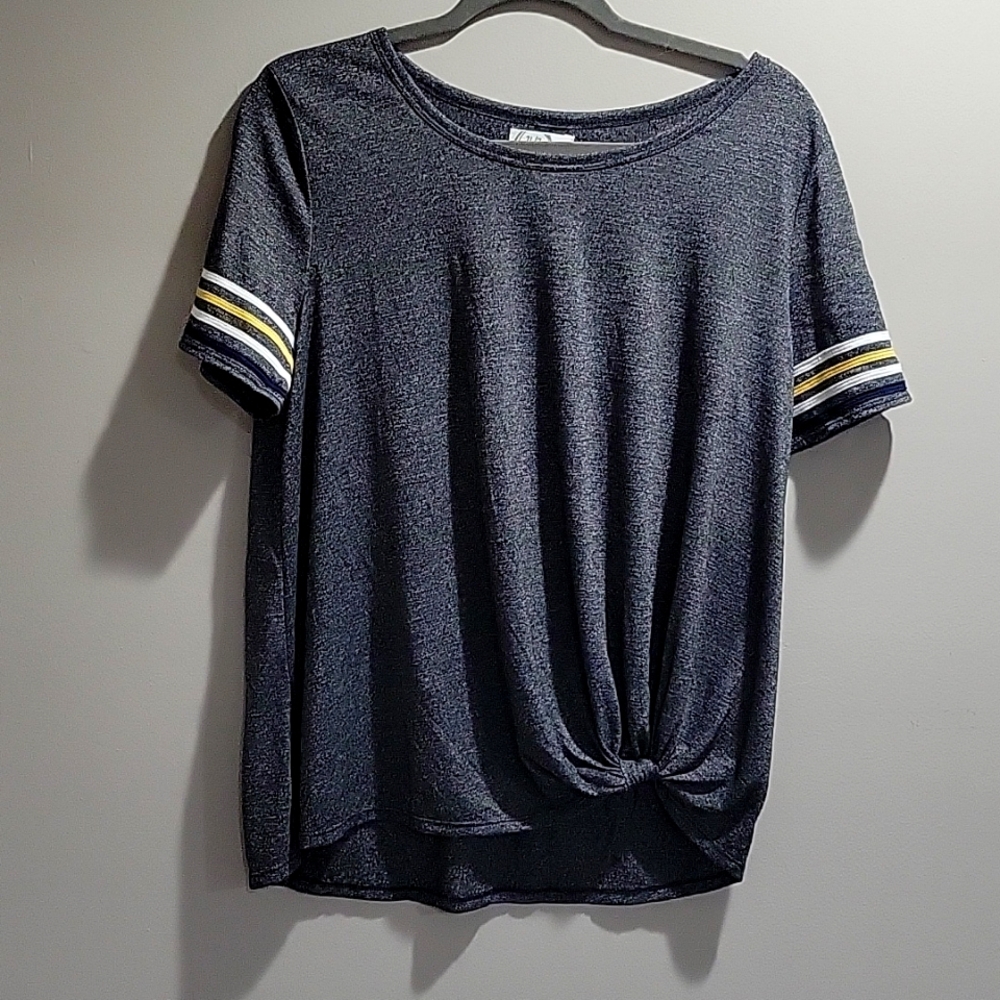 Maurices gray t shirt